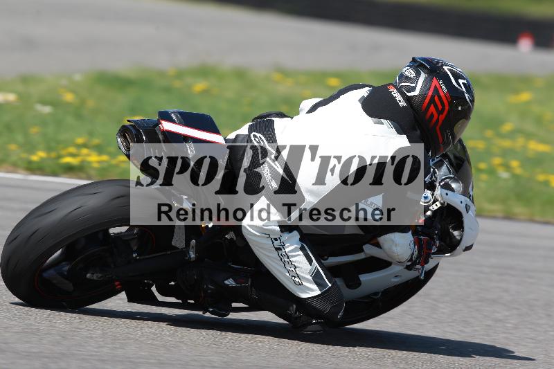 /Archiv-2022/07 16.04.2022 Speer Racing ADR/Gruppe gelb/backside